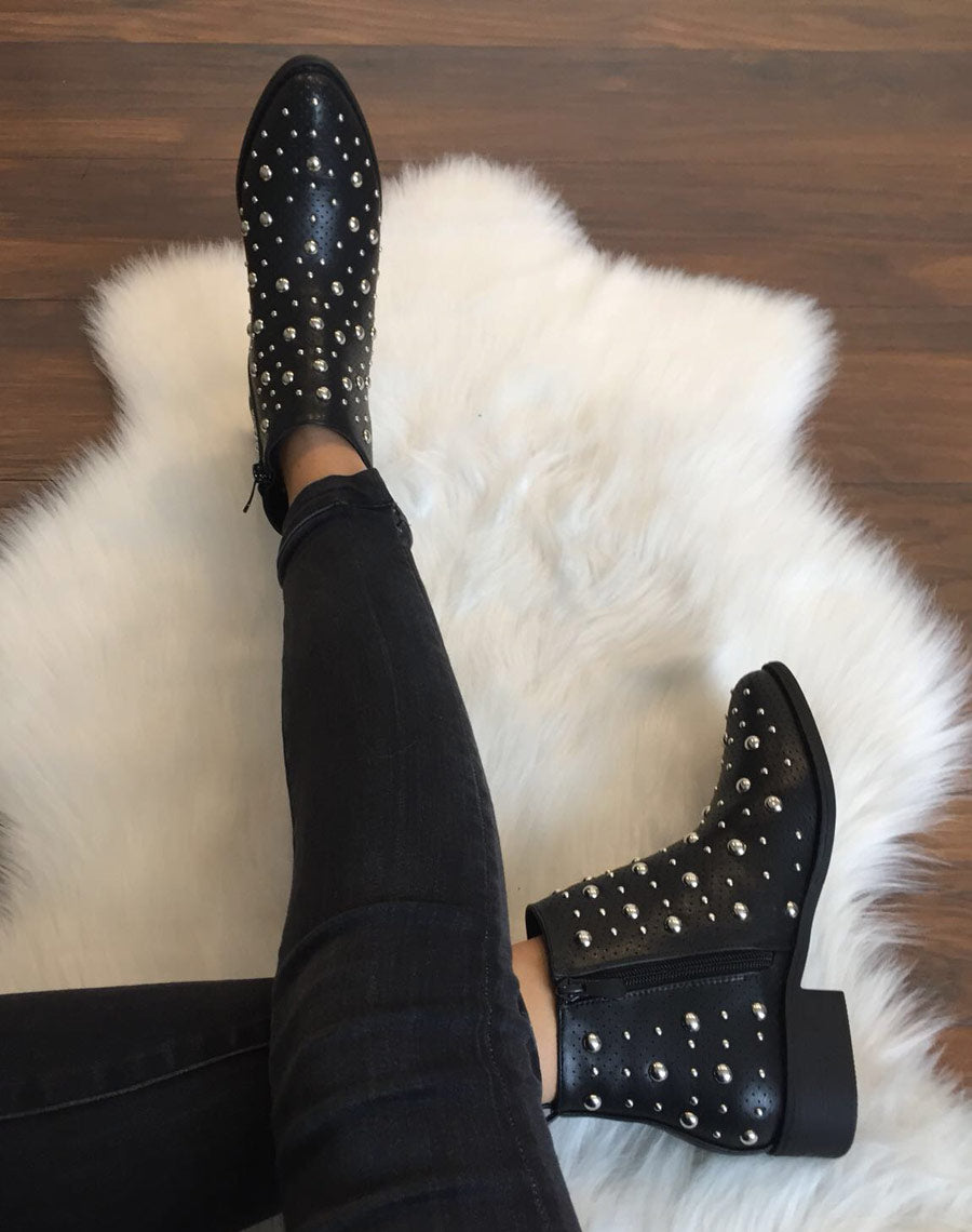 Bottines noires entièrement cloutées et perforées