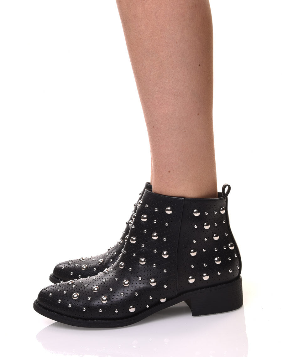 Bottines noires entièrement cloutées et perforées