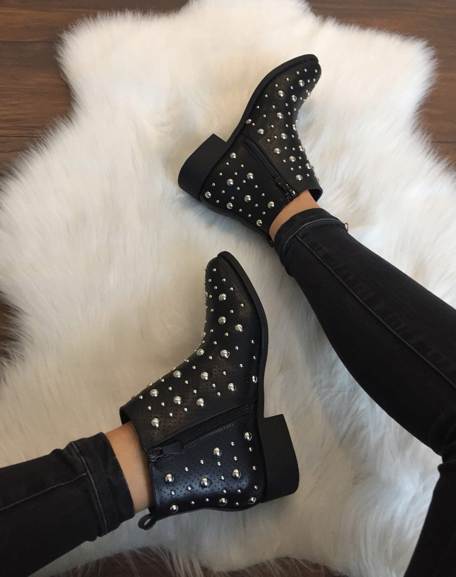 Bottines noires entièrement cloutées et perforées