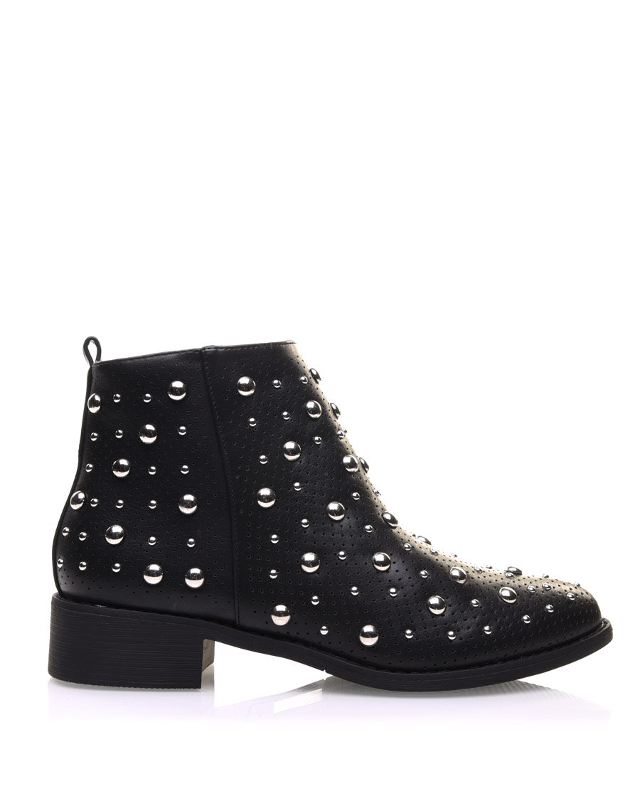 Bottines noires entièrement cloutées et perforées
