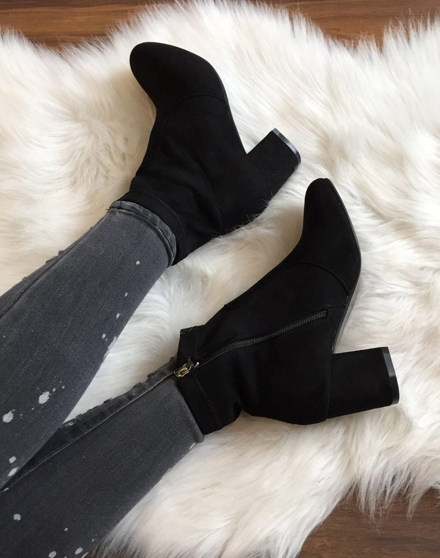 Bottines noires entièrement en suédine talons épais mi haut