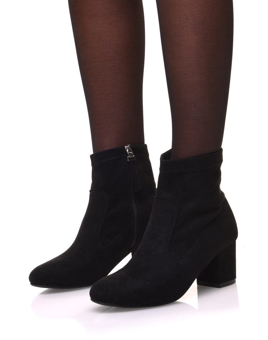 Bottines noires entièrement en suédine talons épais mi haut