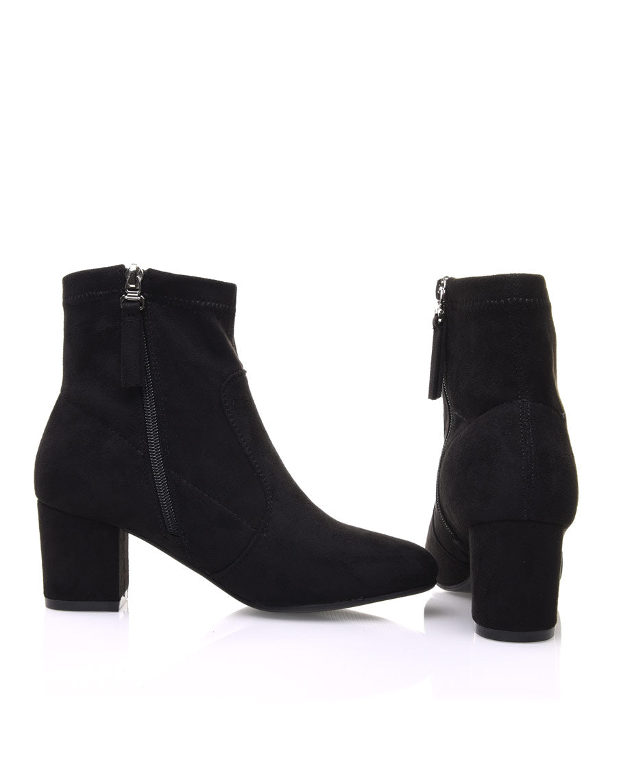 Bottines noires entièrement en suédine talons épais mi haut