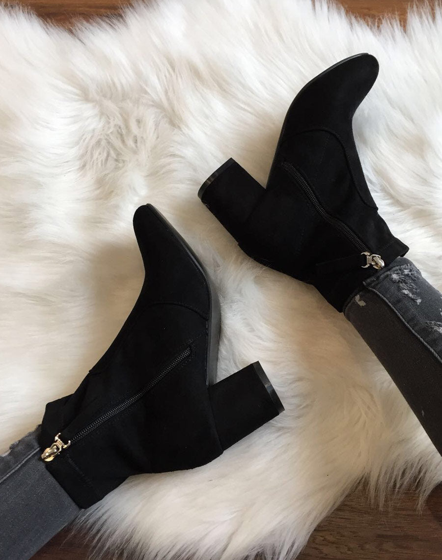 Bottines noires entièrement en suédine talons épais mi haut