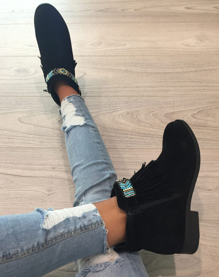 Bottines noires à franges et lanière perlée