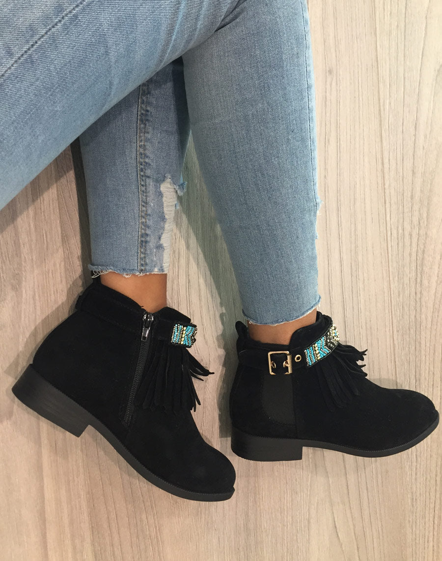 Bottines noires à franges et lanière perlée