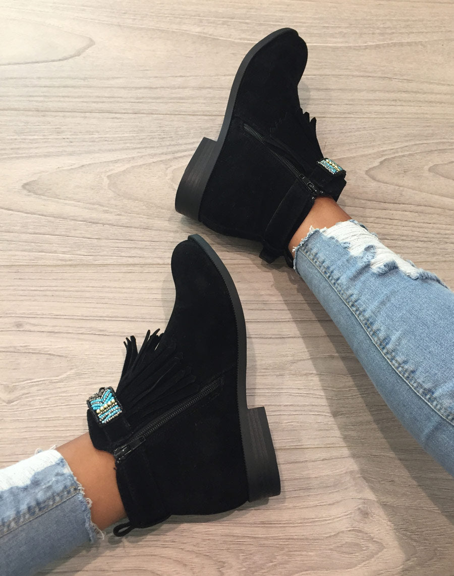 Bottines noires à franges et lanière perlée