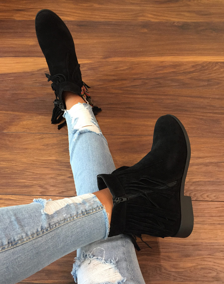 Bottines noires à franges et perles