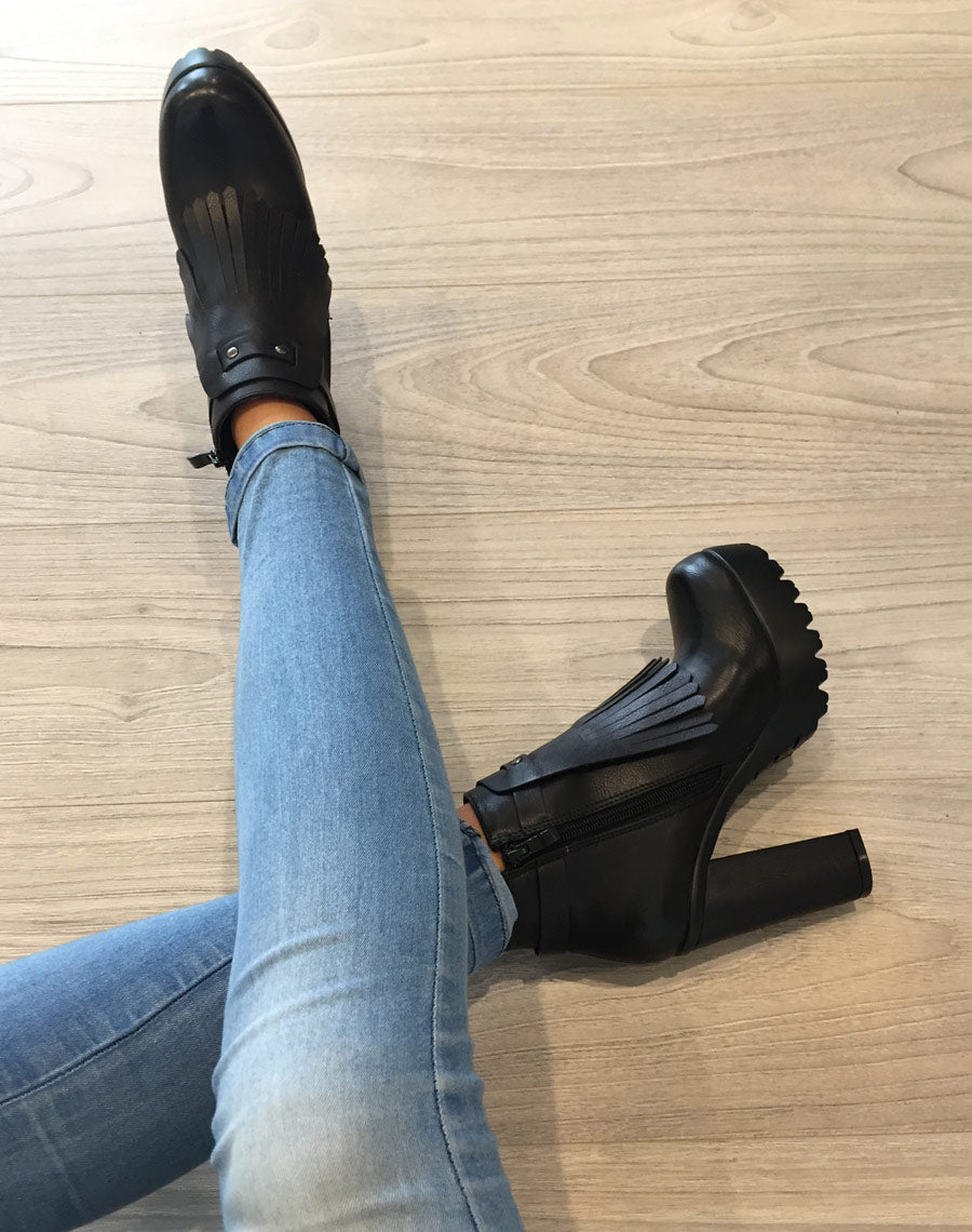 Bottines noires à franges et plateforme