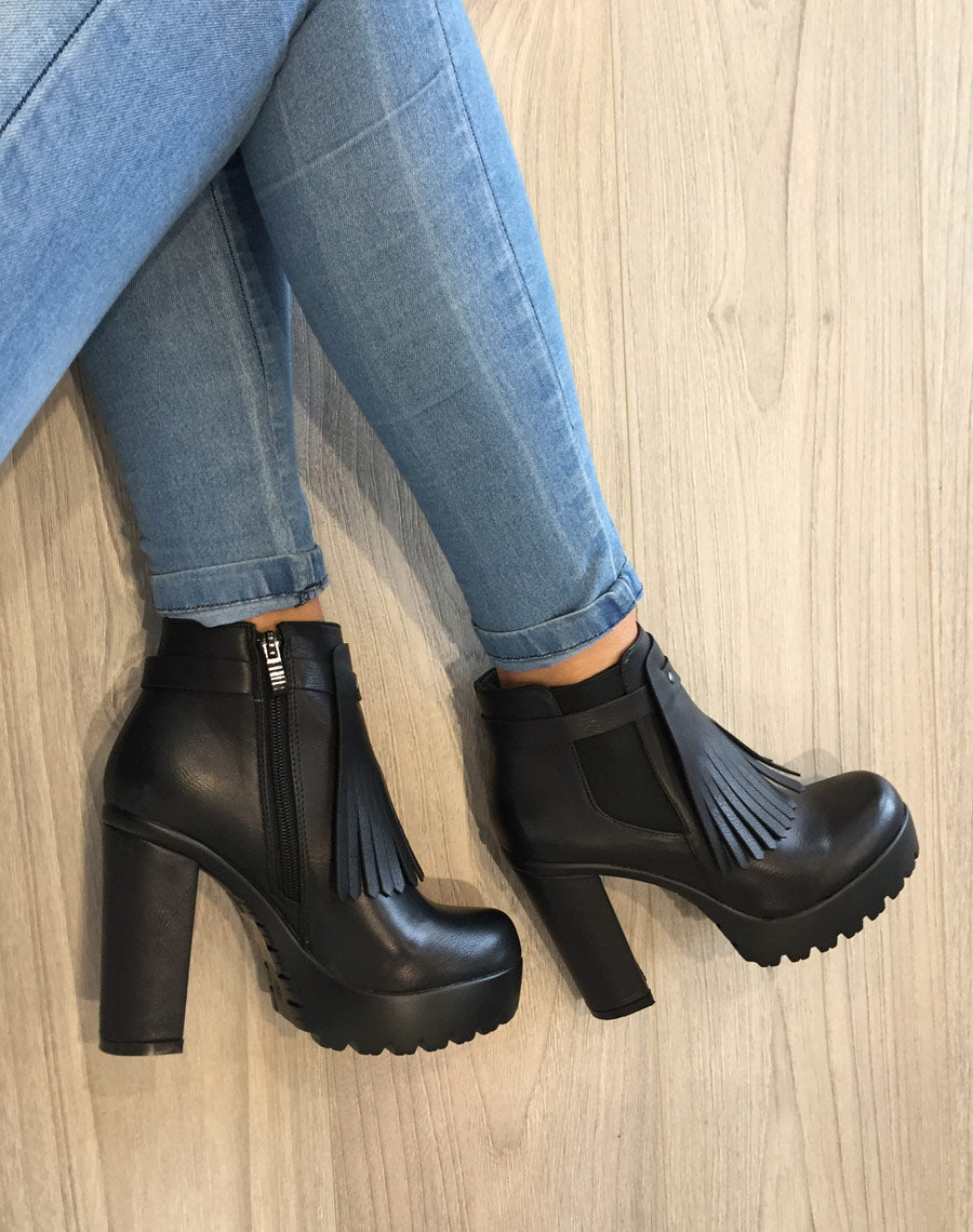 Bottines noires à franges et plateforme