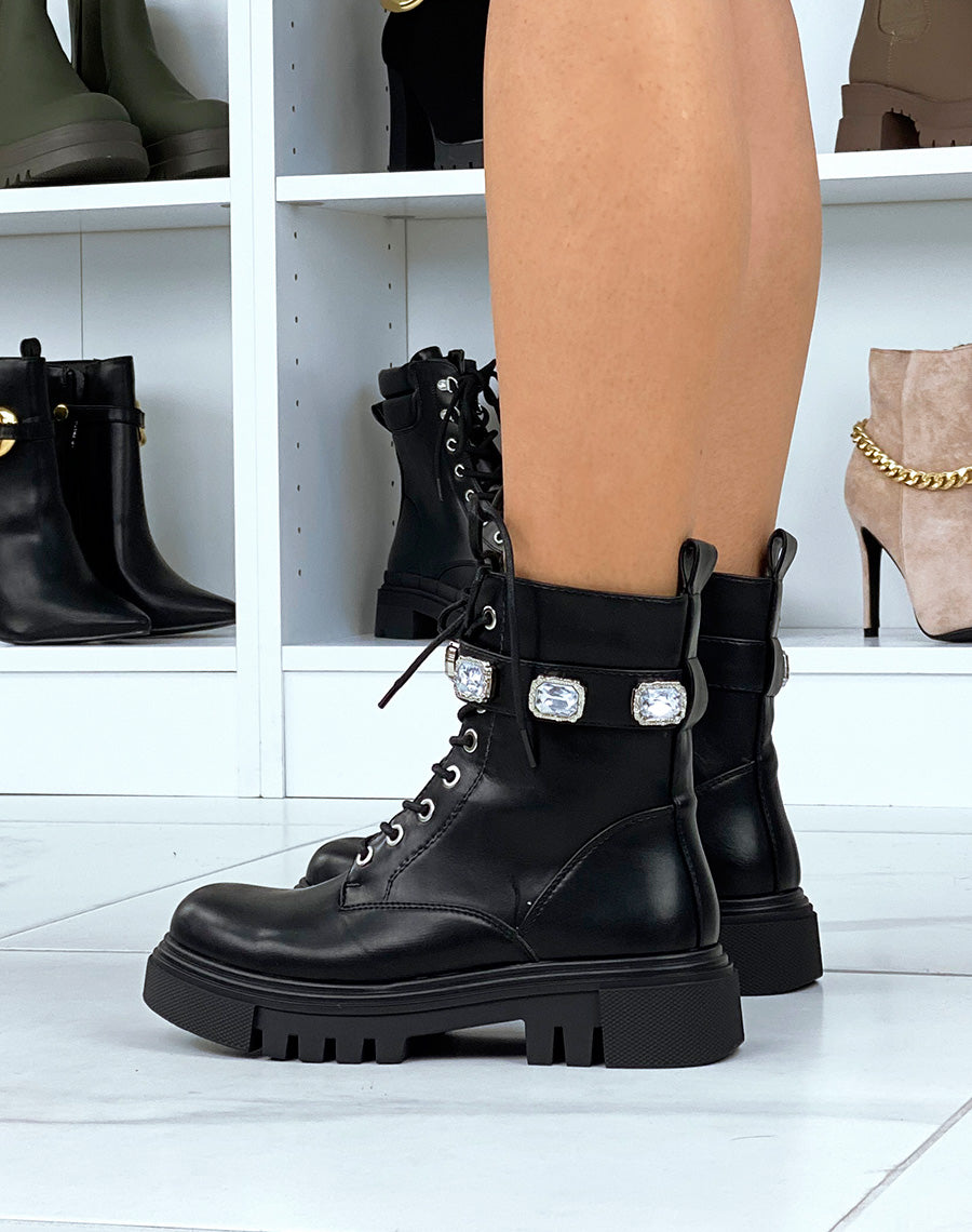Bottines noires hautes ornée d’une lanière à bijoux