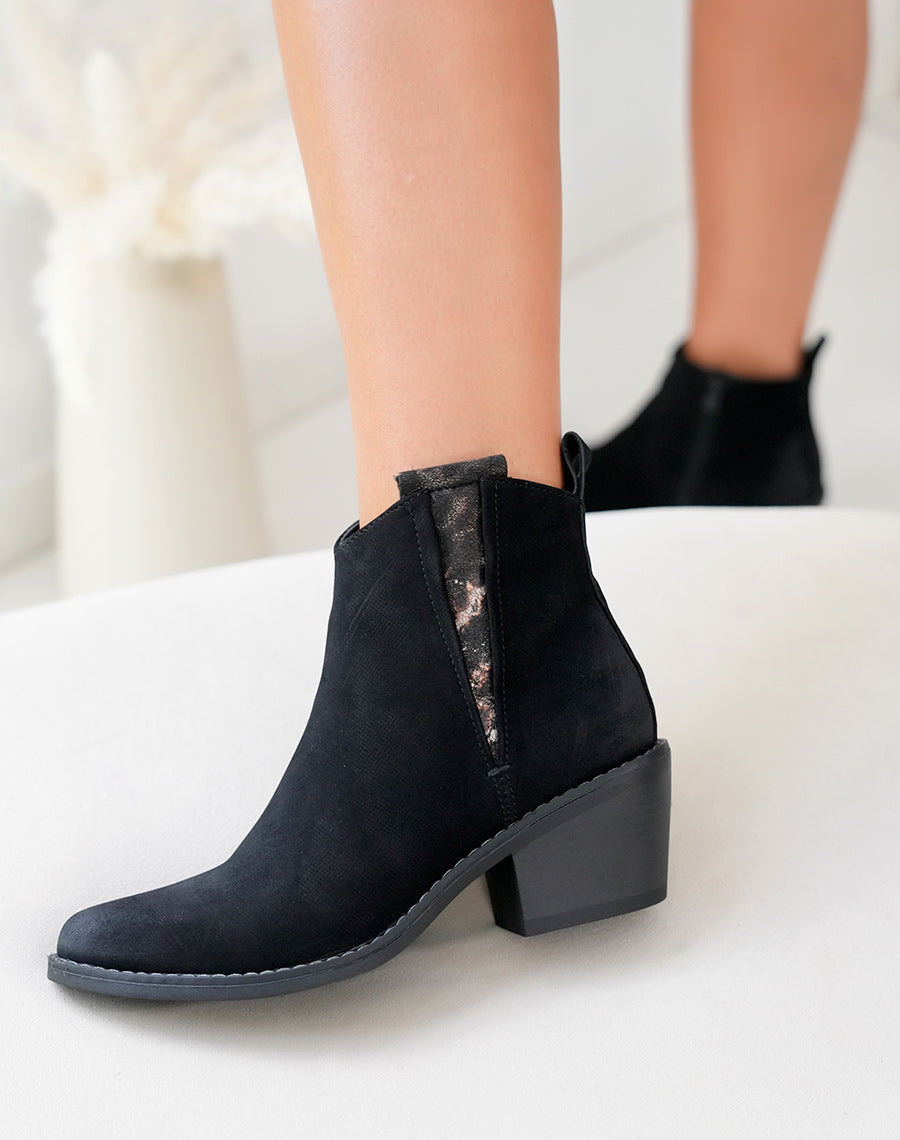 Bottines noires élégantes avec détail nacré