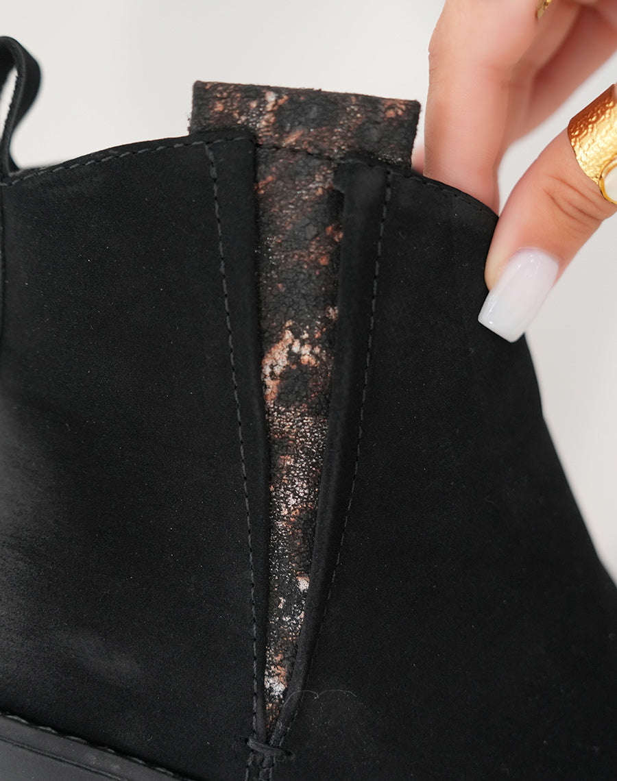 Bottines noires élégantes avec détail nacré