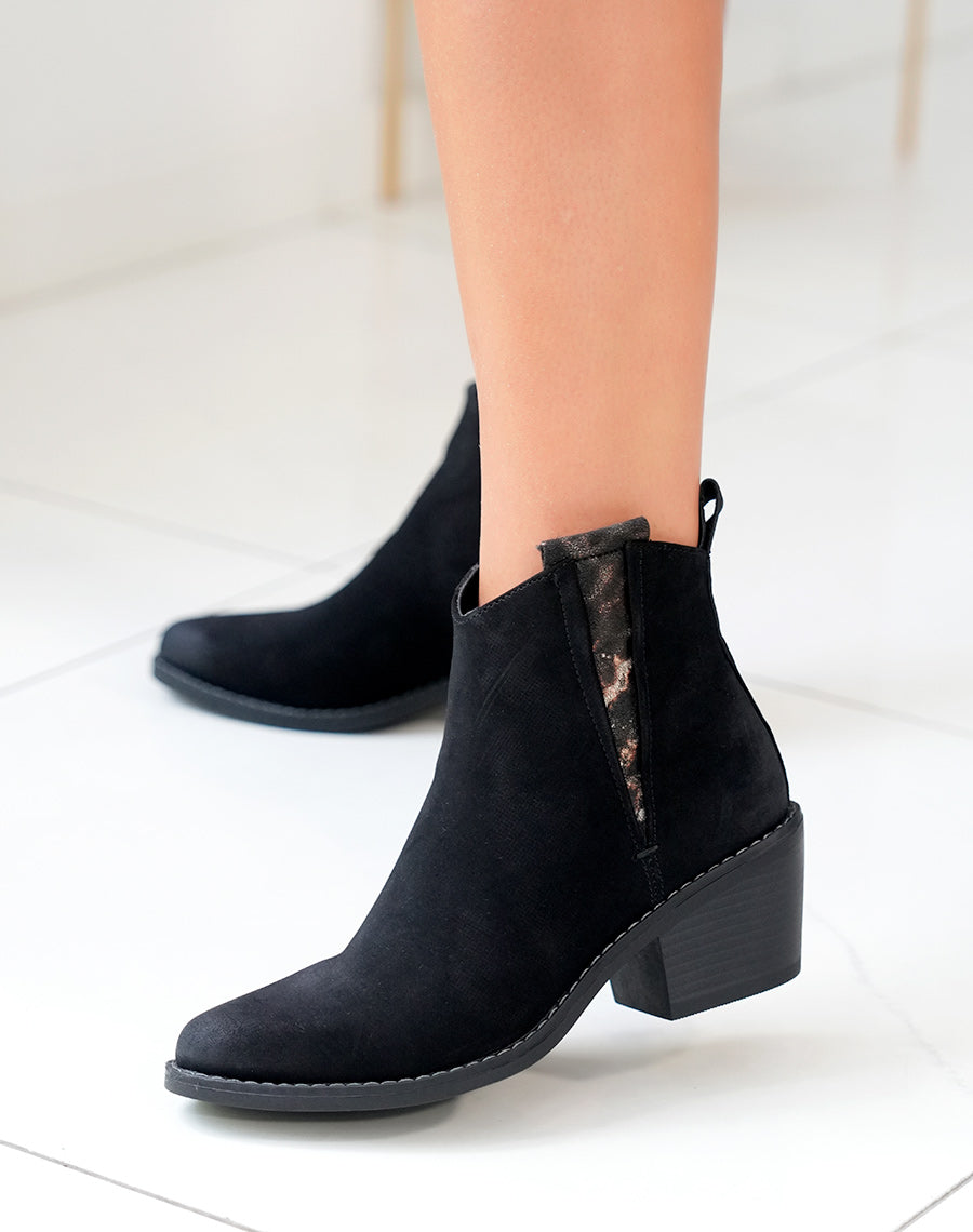 Bottines noires élégantes avec détail nacré
