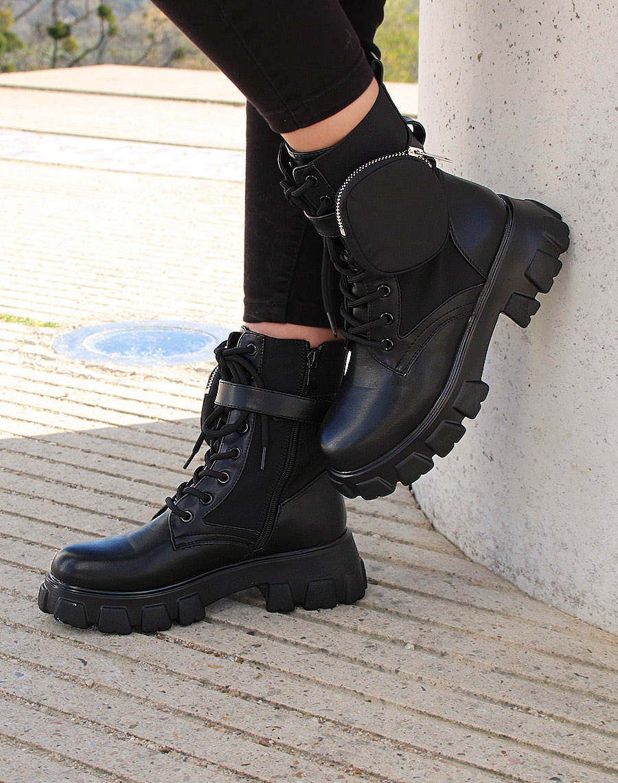 Bottines noires lacées en bi-matière à pochette et à semelles crantées