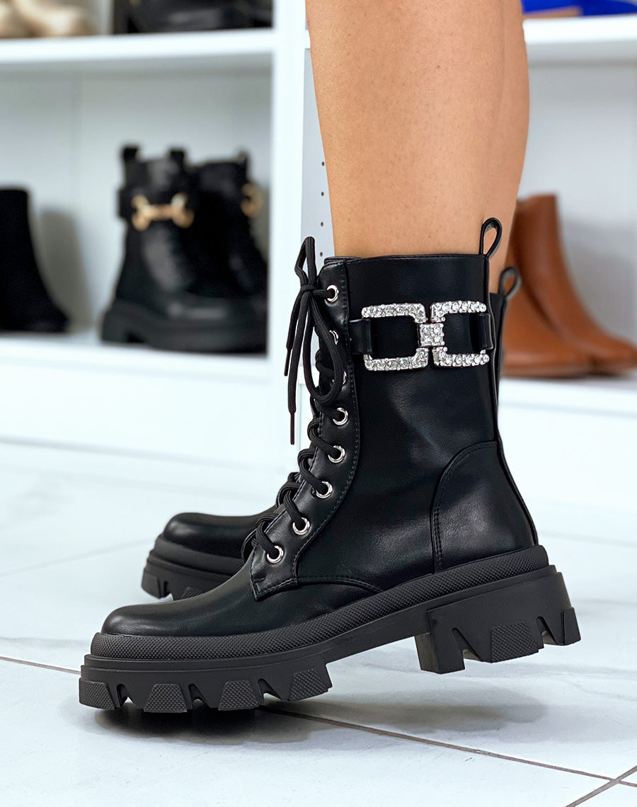 Bottines noires à lacet et bijoux à strass argentés