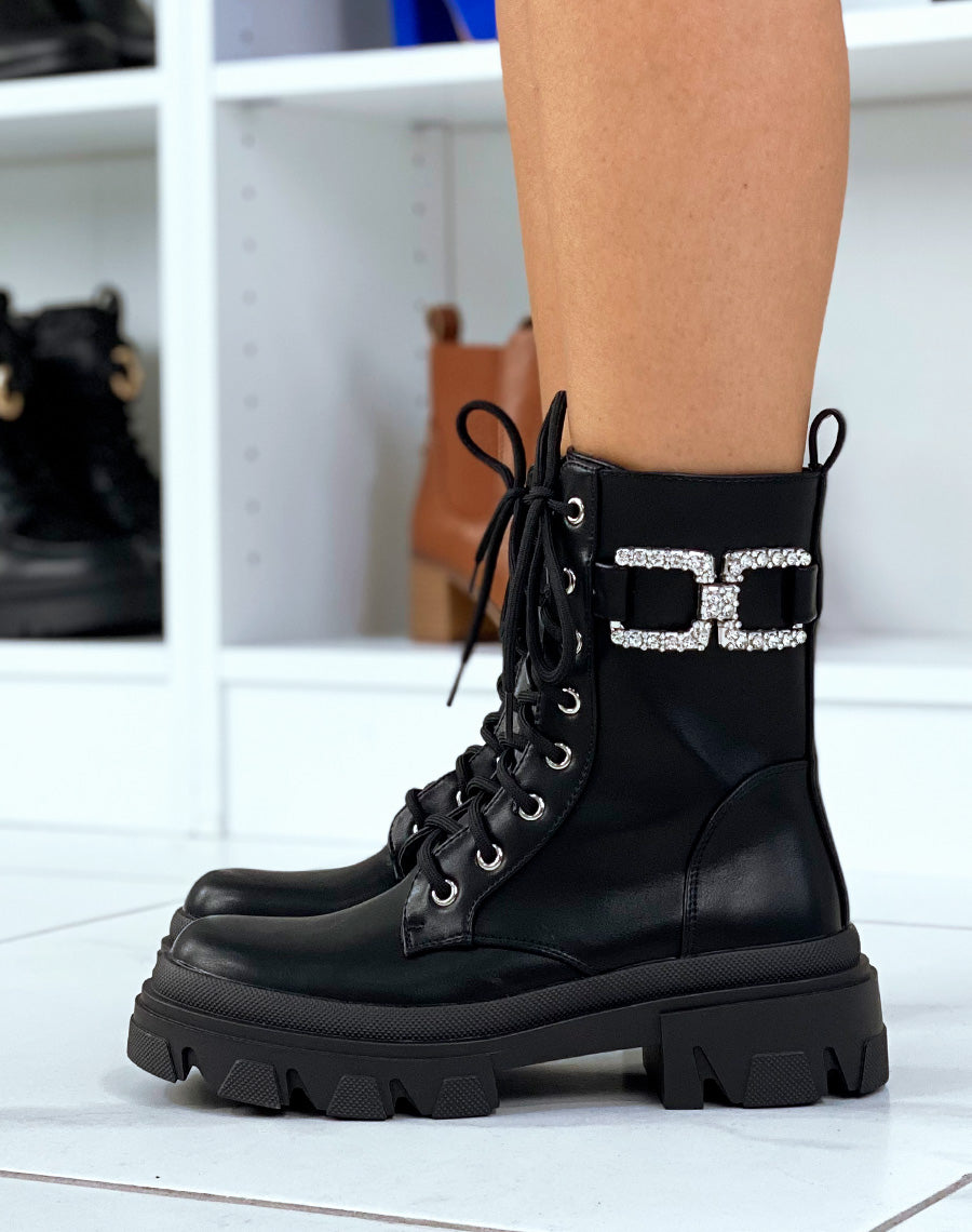 Bottines noires à lacet et bijoux à strass argentés