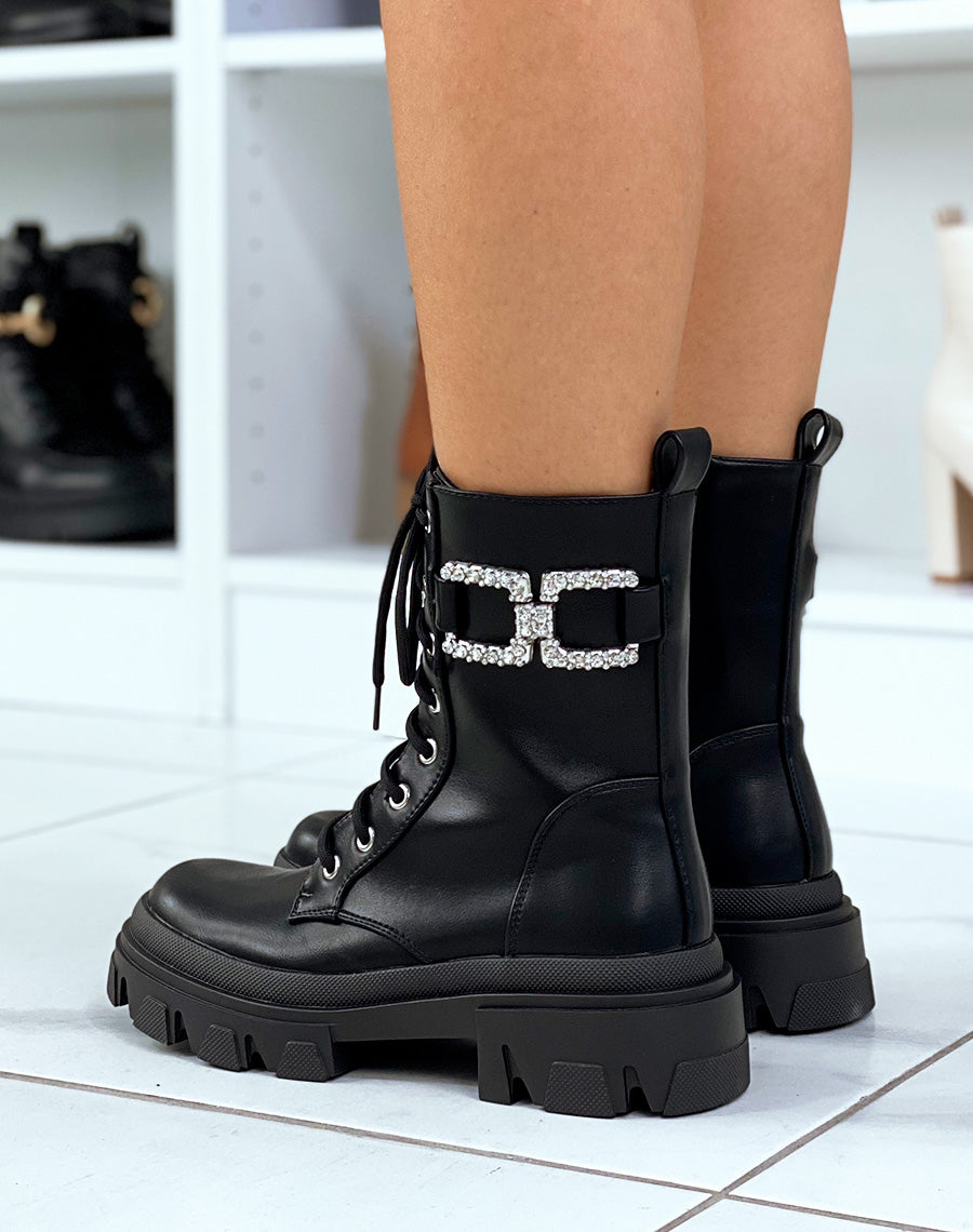 Bottines noires à lacet et bijoux à strass argentés