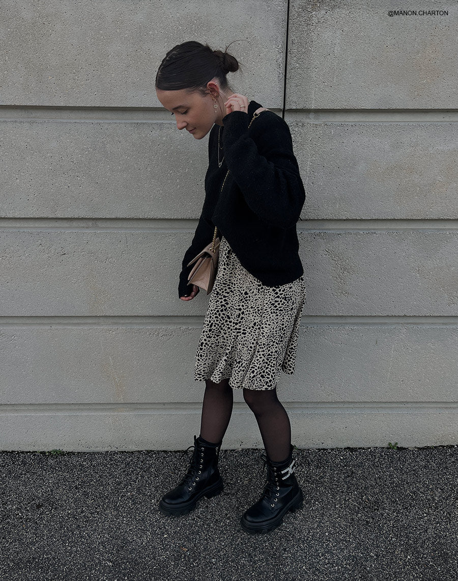 Bottines noires à lacet et bijoux à strass argentés