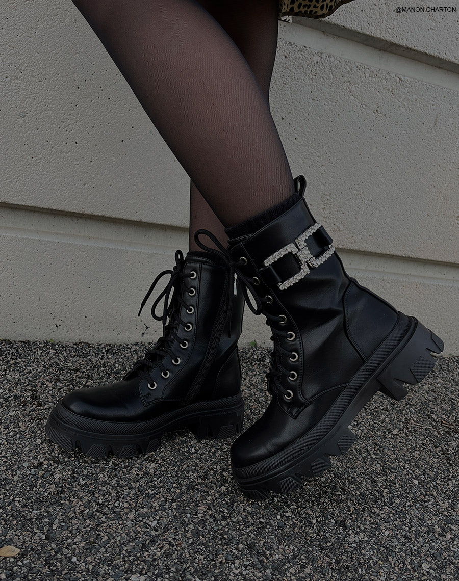 Bottines noires à lacet et bijoux à strass argentés