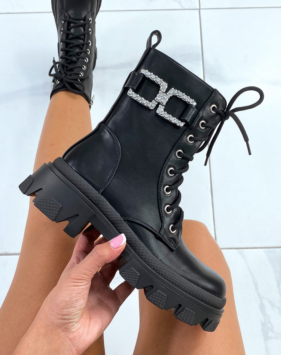 Bottines noires à lacet et bijoux à strass argentés