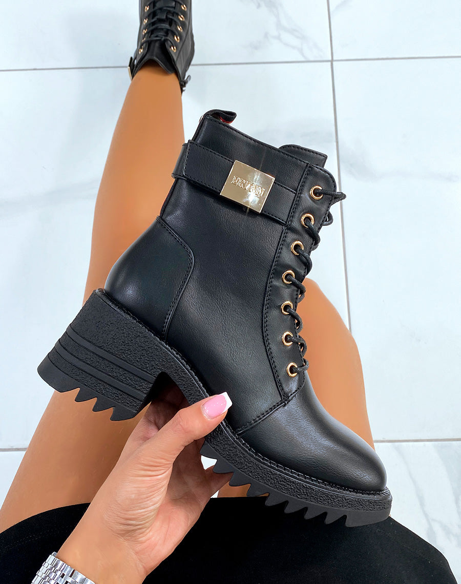 Bottines noires à lacet et boucle dorée