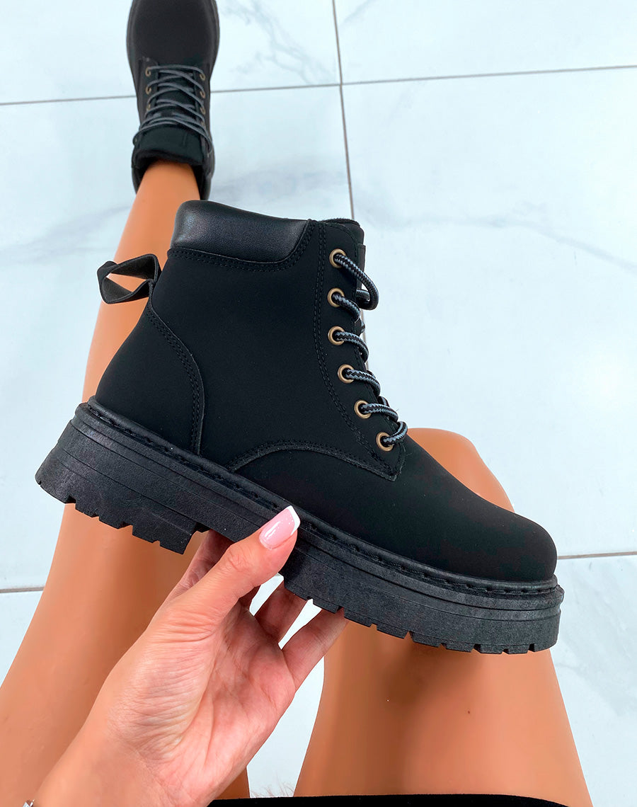 Bottines Noires à Lacets : Confort et Style par Temps Froid