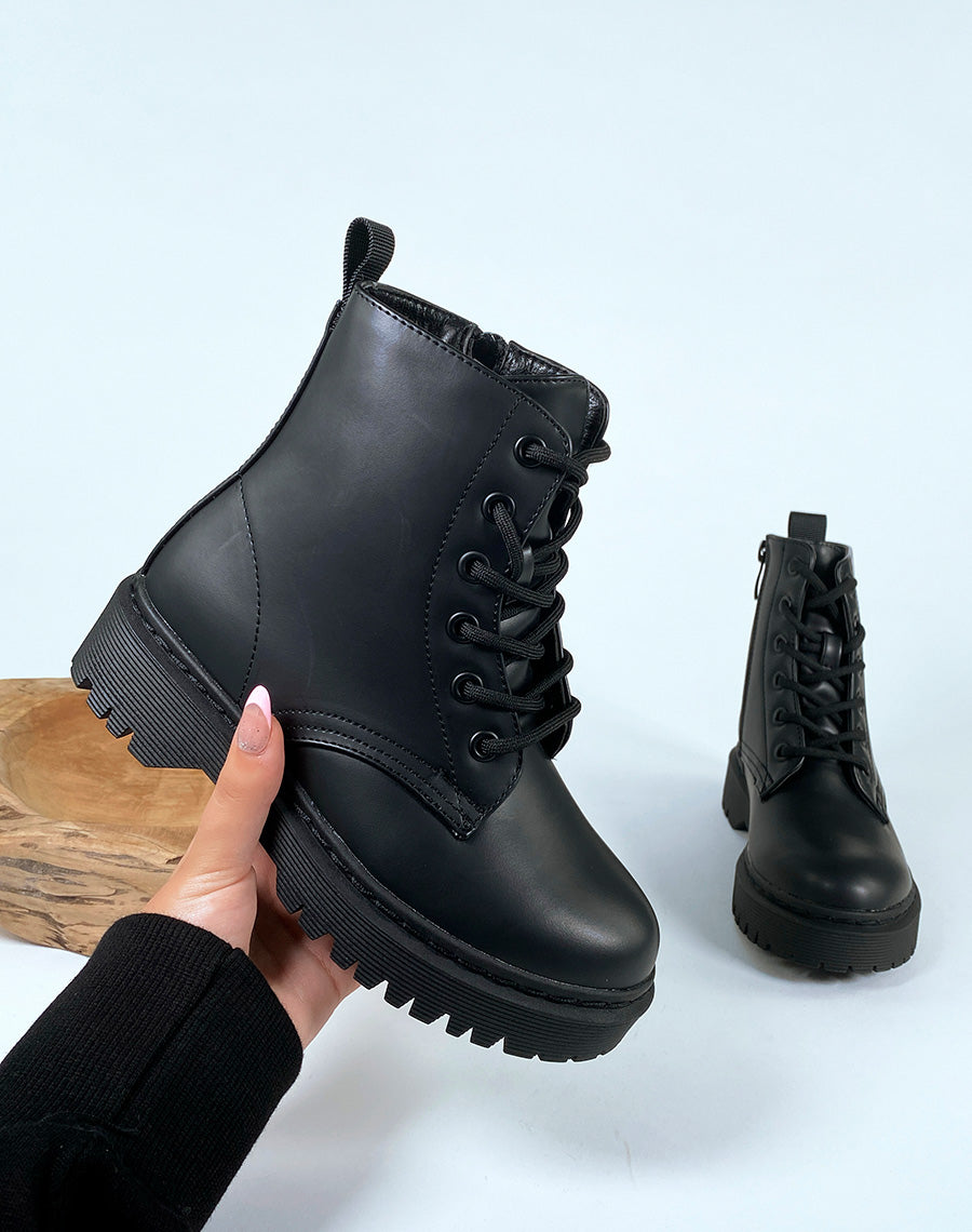 Bottines noires à lacets effet mat