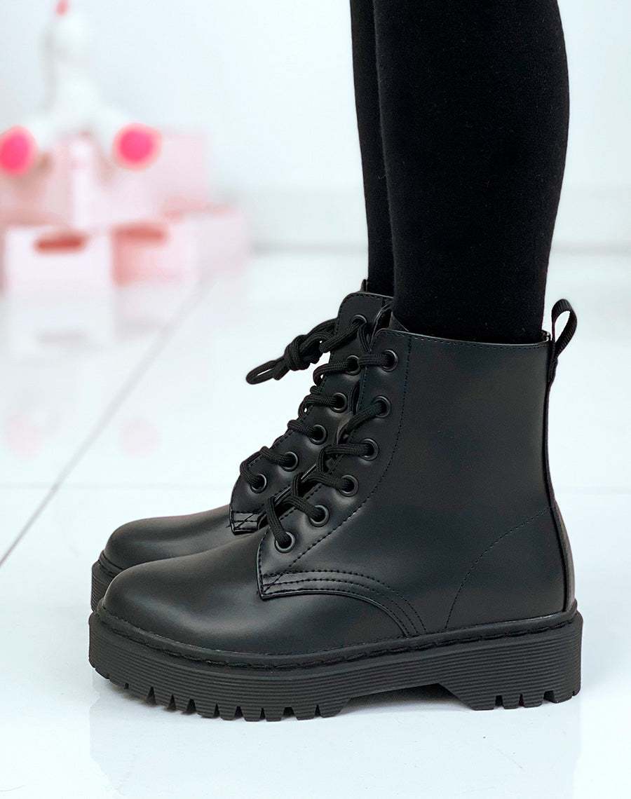Bottines noires à lacets effet mat