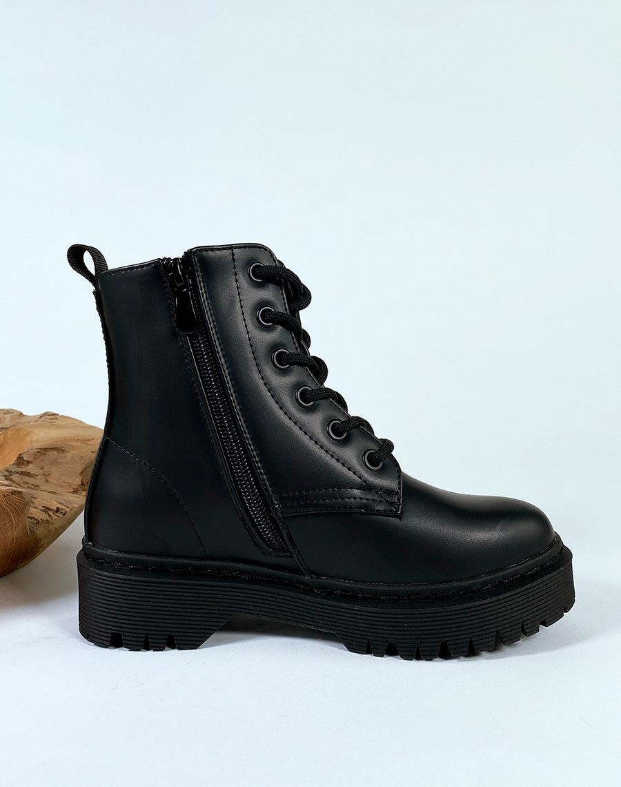 Bottines noires à lacets effet mat