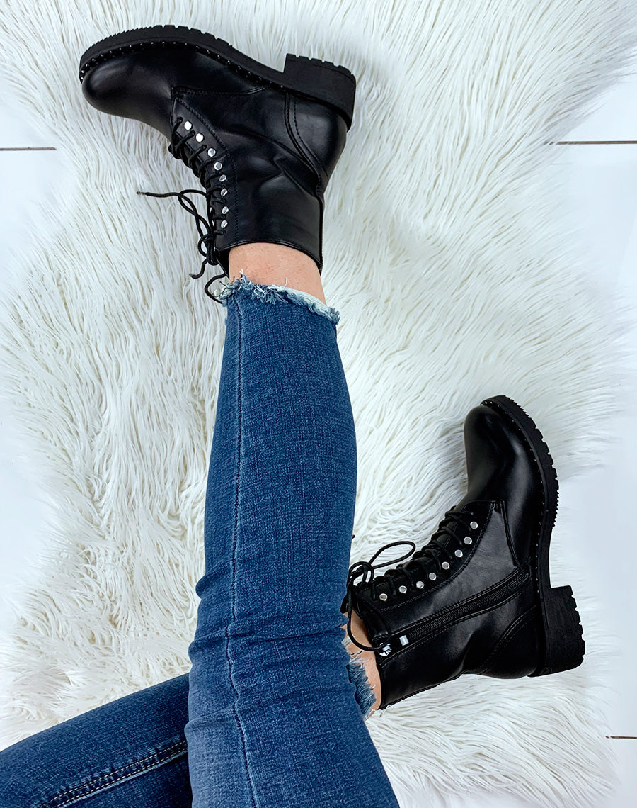 Bottines noires à lacets et détails cloutés