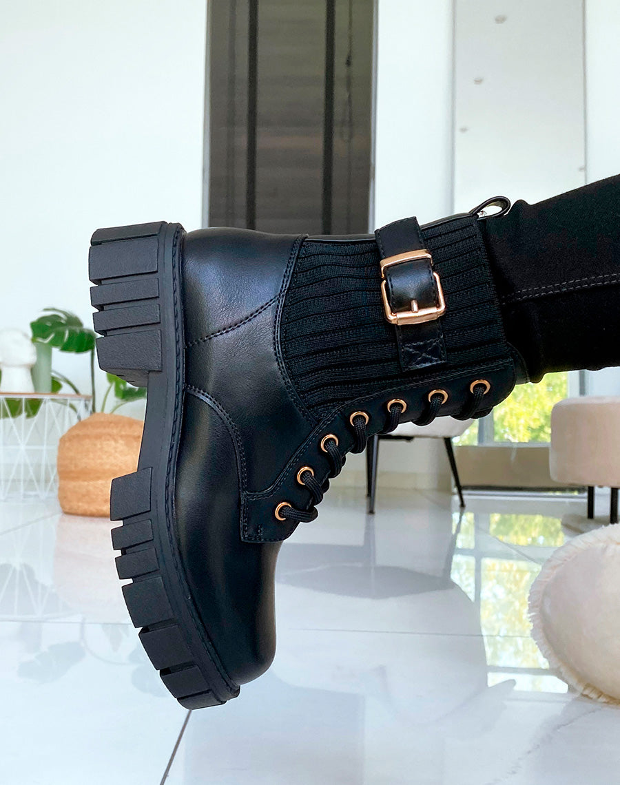 Bottines noires à lacets et détails dorés