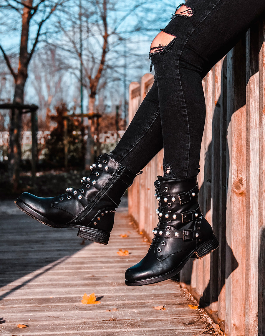 Bottines noires à lacets et lanières ornées de perles