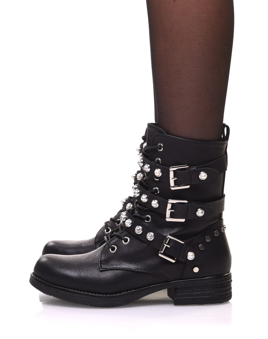 Bottines noires à lacets et lanières ornées de perles