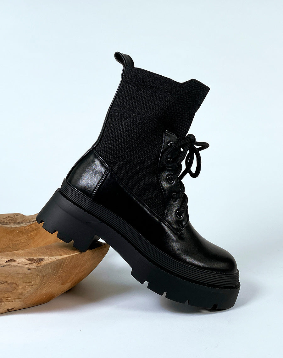 Bottines noires à lacets et élastique
