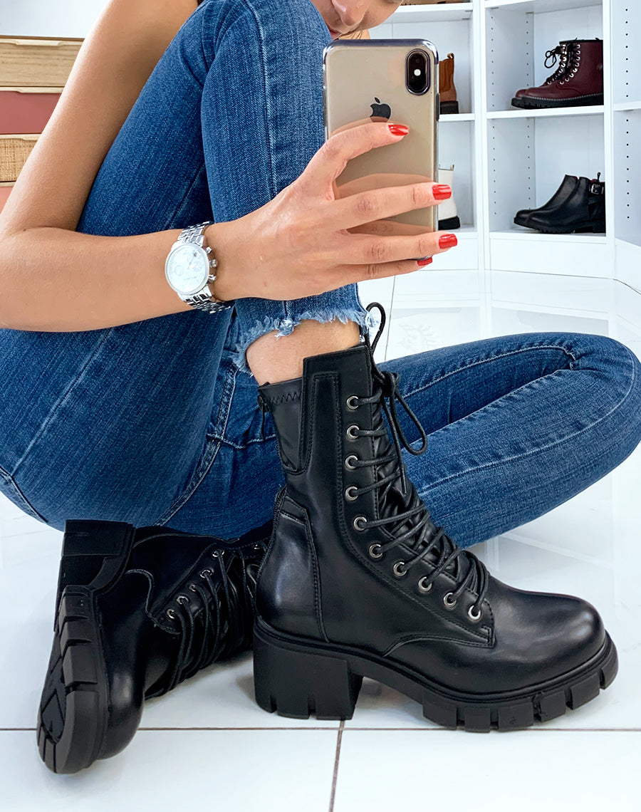 Bottines noires à lacets et à semelle épaisse