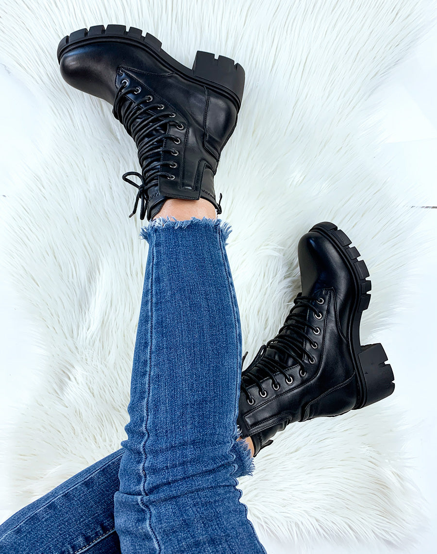 Bottines noires à lacets et à semelle épaisse