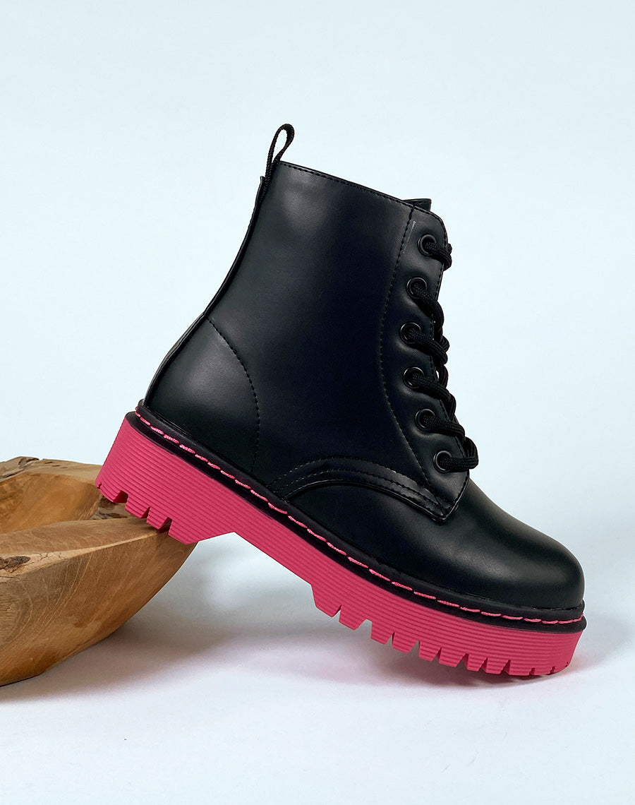 Bottines noires à lacets et semelle rose