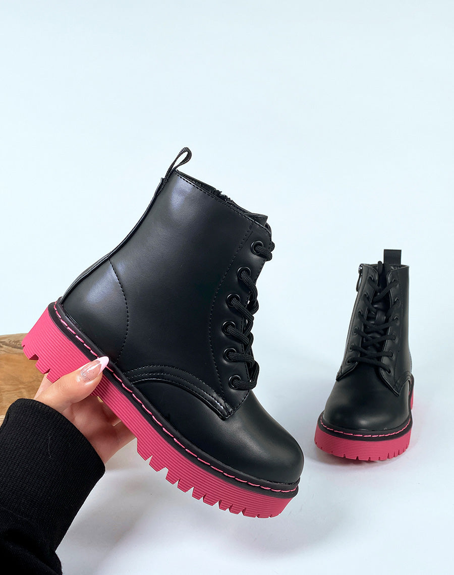 Bottines noires à lacets et semelle rose