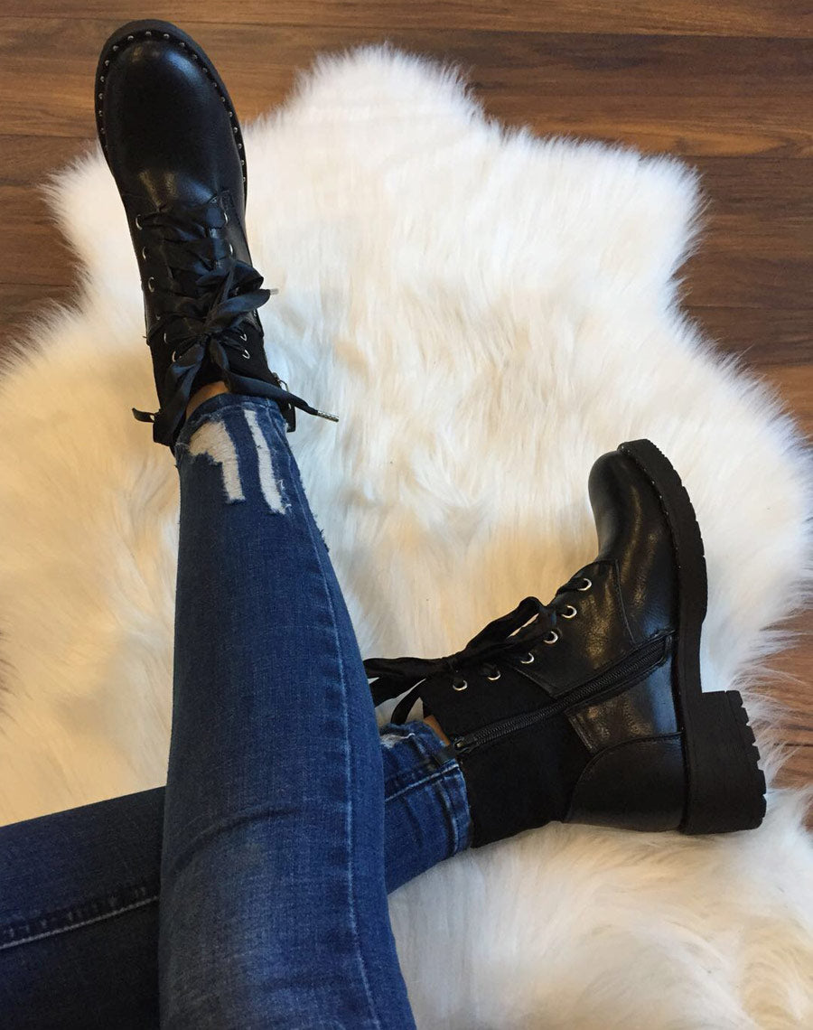 Bottines noires à lacets et semelles cloutées