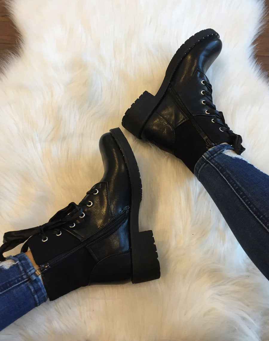 Bottines noires à lacets et semelles cloutées