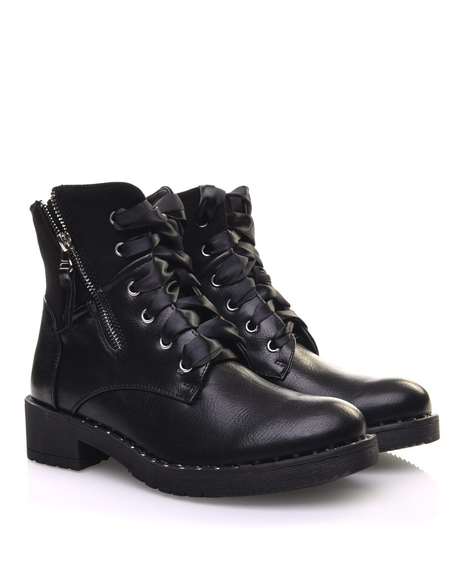 Bottines noires à lacets et semelles cloutées