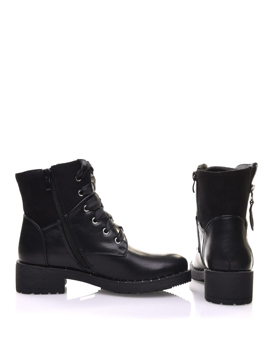 Bottines noires à lacets et semelles cloutées
