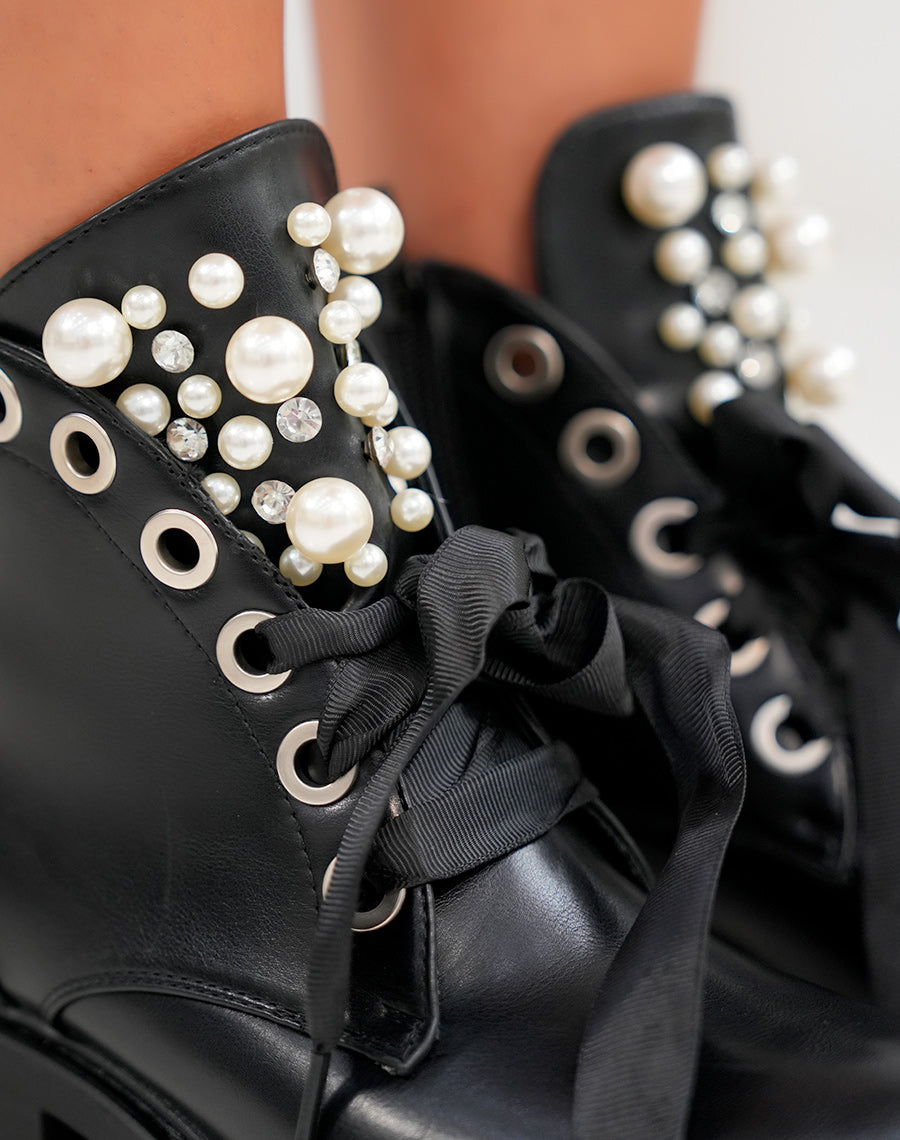 Bottines noires à lacets épais et ajourées de perles