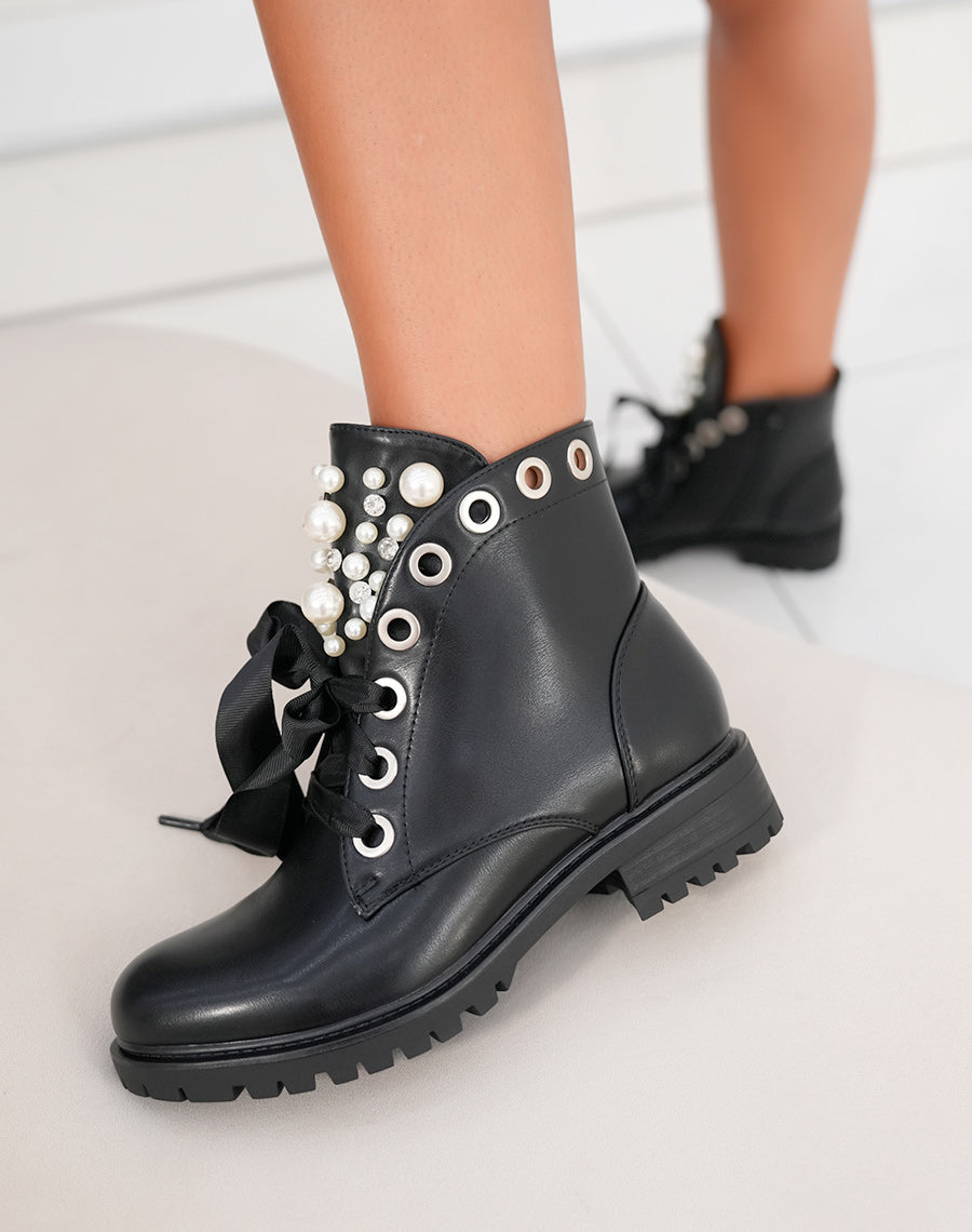Bottines noires à lacets épais et ajourées de perles