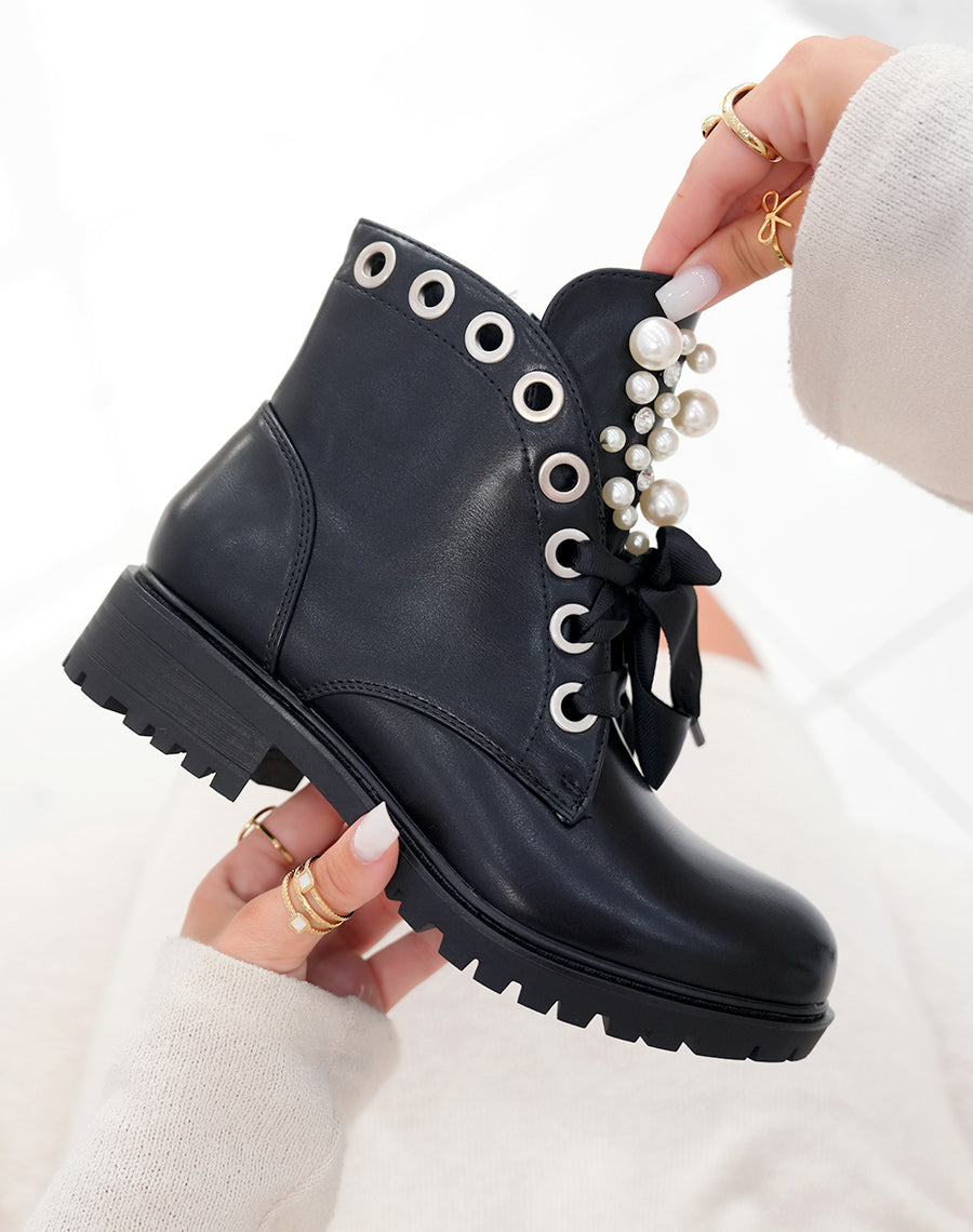 Bottines noires à lacets épais et ajourées de perles