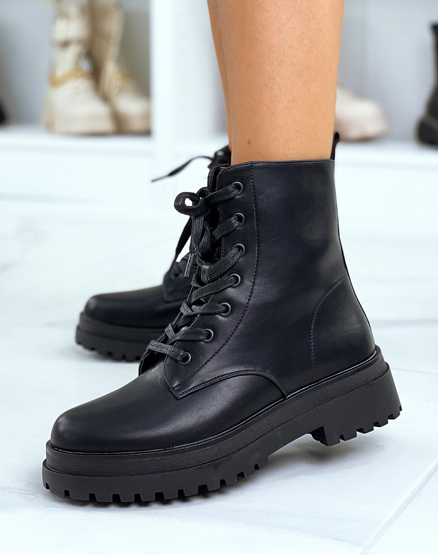 Bottines noires à lacets à semelle plate crantée