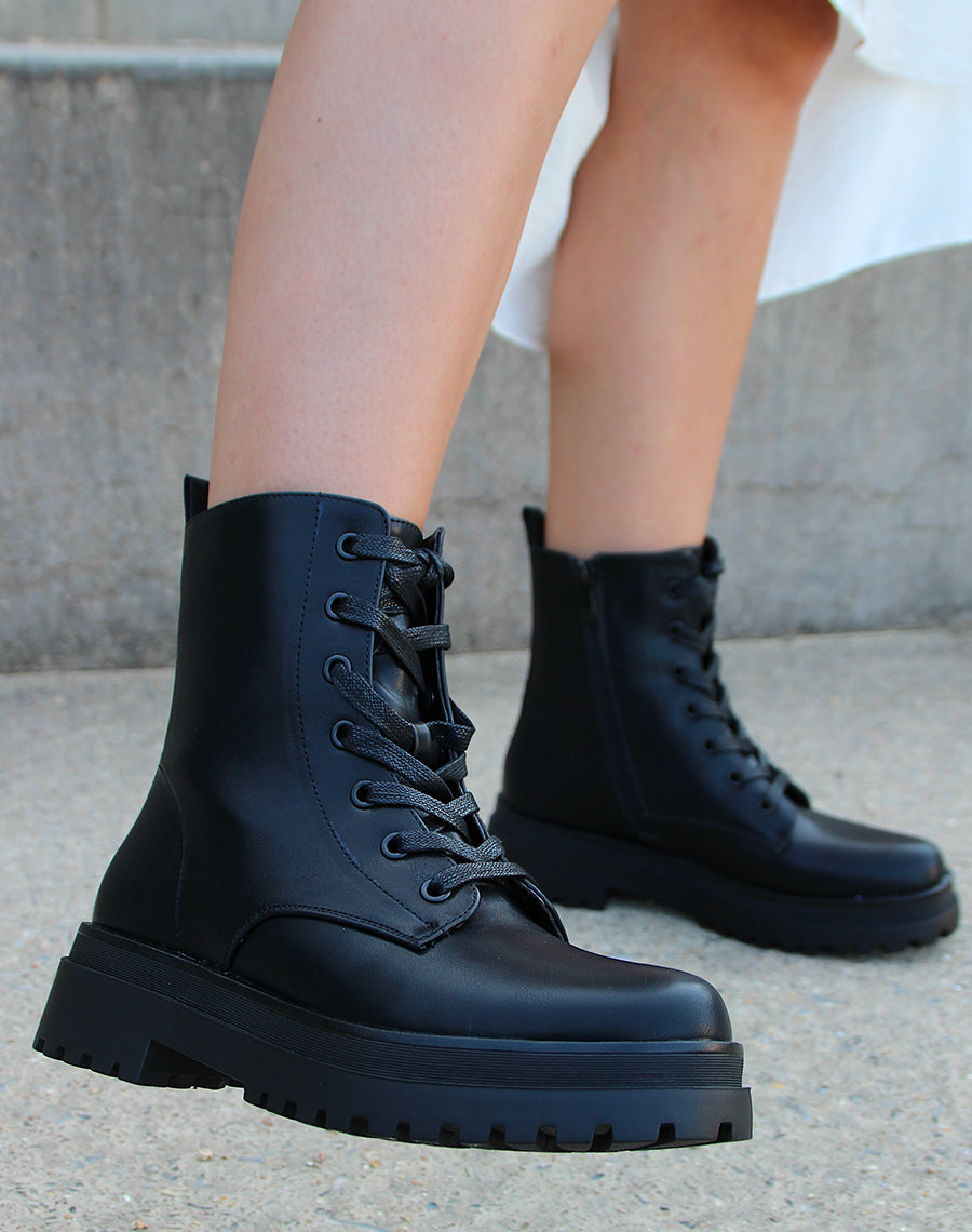 Bottines noires à lacets à semelle plate crantée