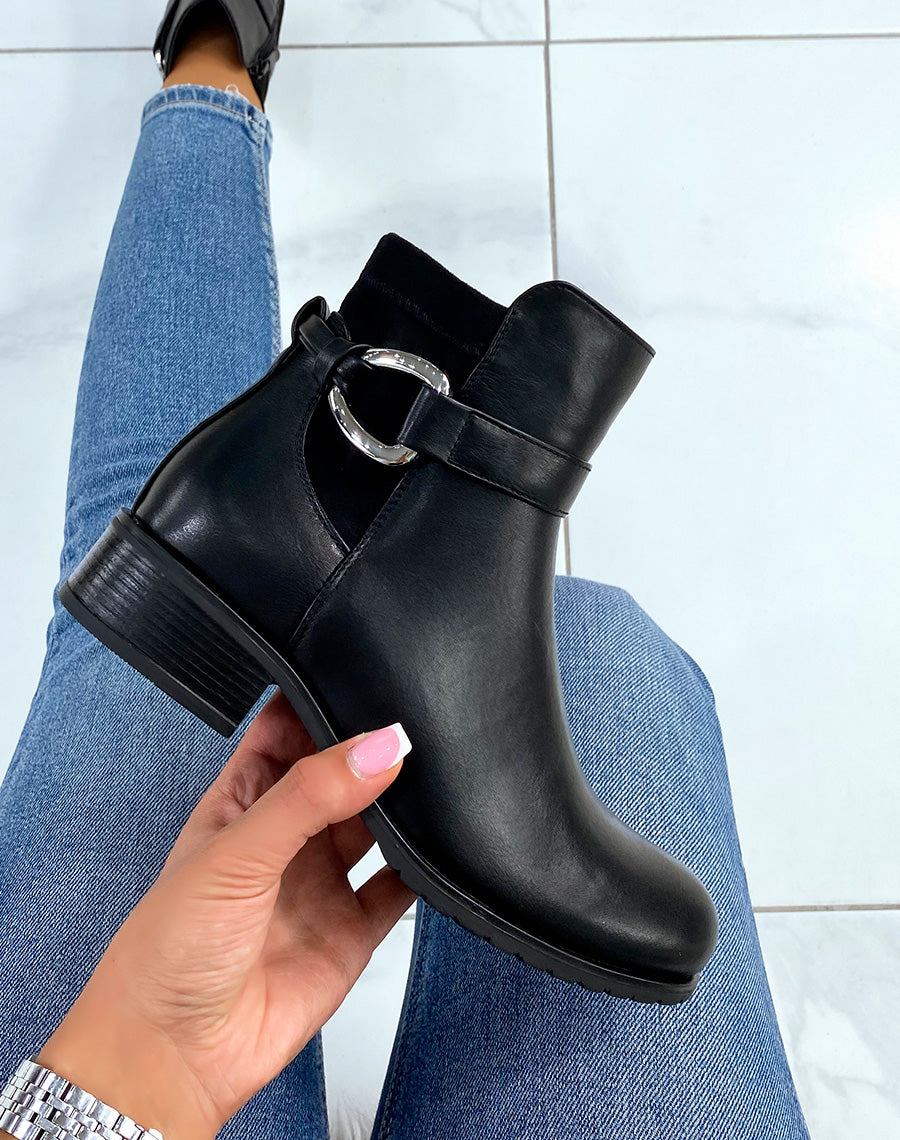 Bottines noires à lanière à anneau argenté