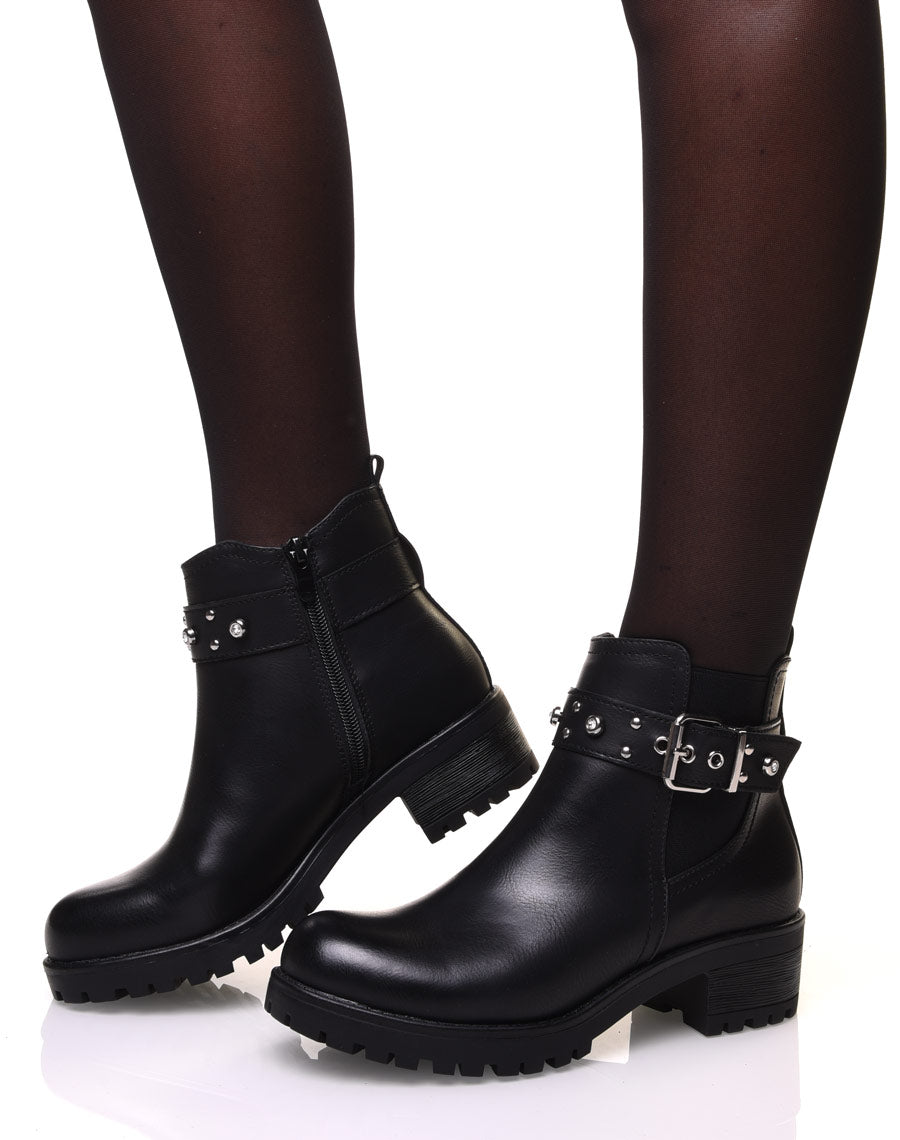 Bottines noires à lanières ornées de strass et de petits clous